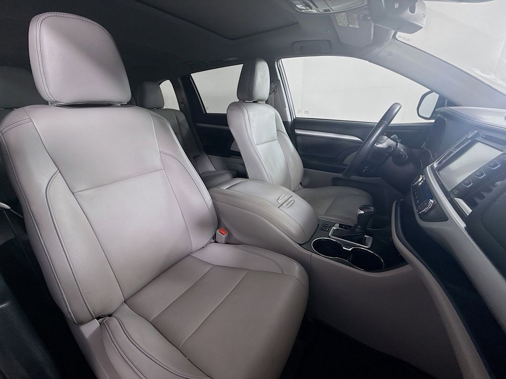 Thumbnail: 2019 Toyota Highlander - 28