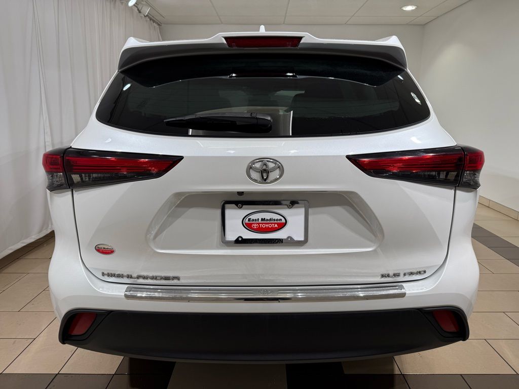Thumbnail: 2022 Toyota Highlander - 4