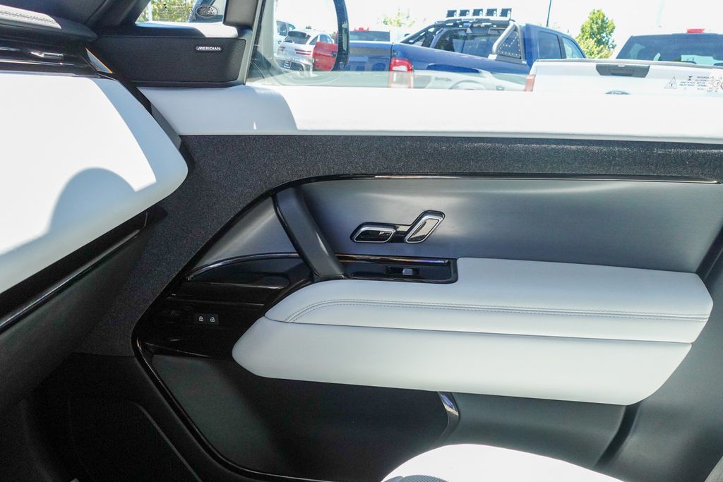 Used 2023 Blue Land Rover SE image 27