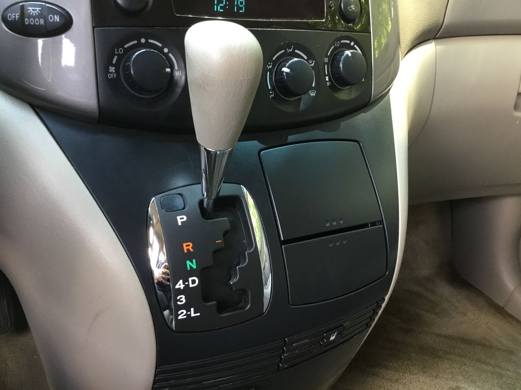 Thumbnail: 2010 Toyota Sienna - 20