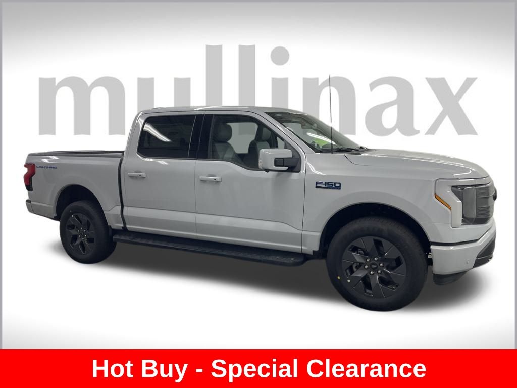 2025 Ford F-150 Lightning Lariat photo 2