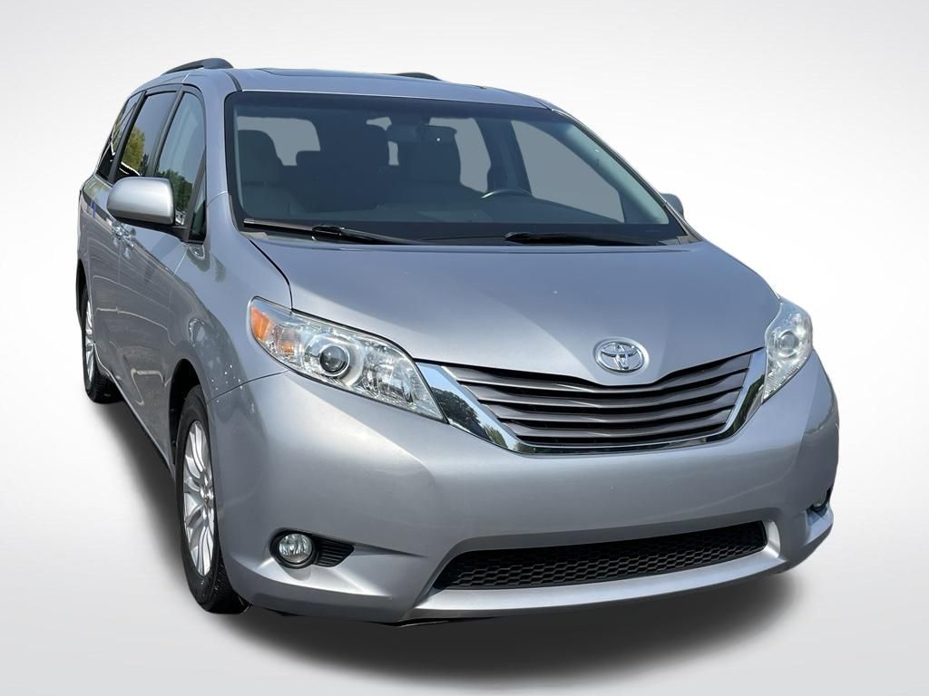 Thumbnail: 2015 Toyota Sienna - 8