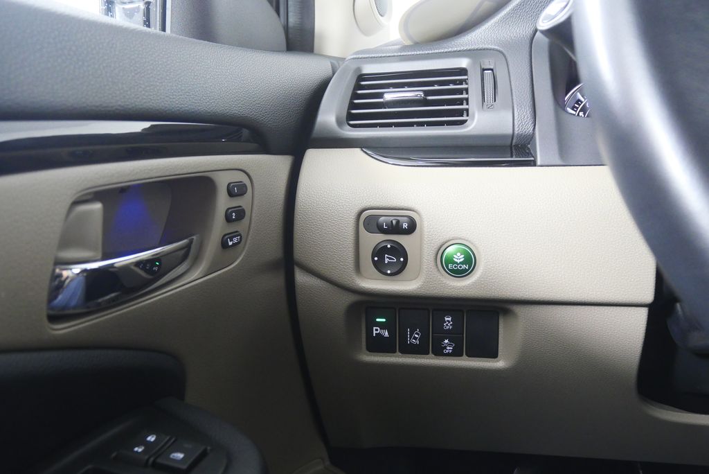 Thumbnail: 2017 Honda Pilot - 22