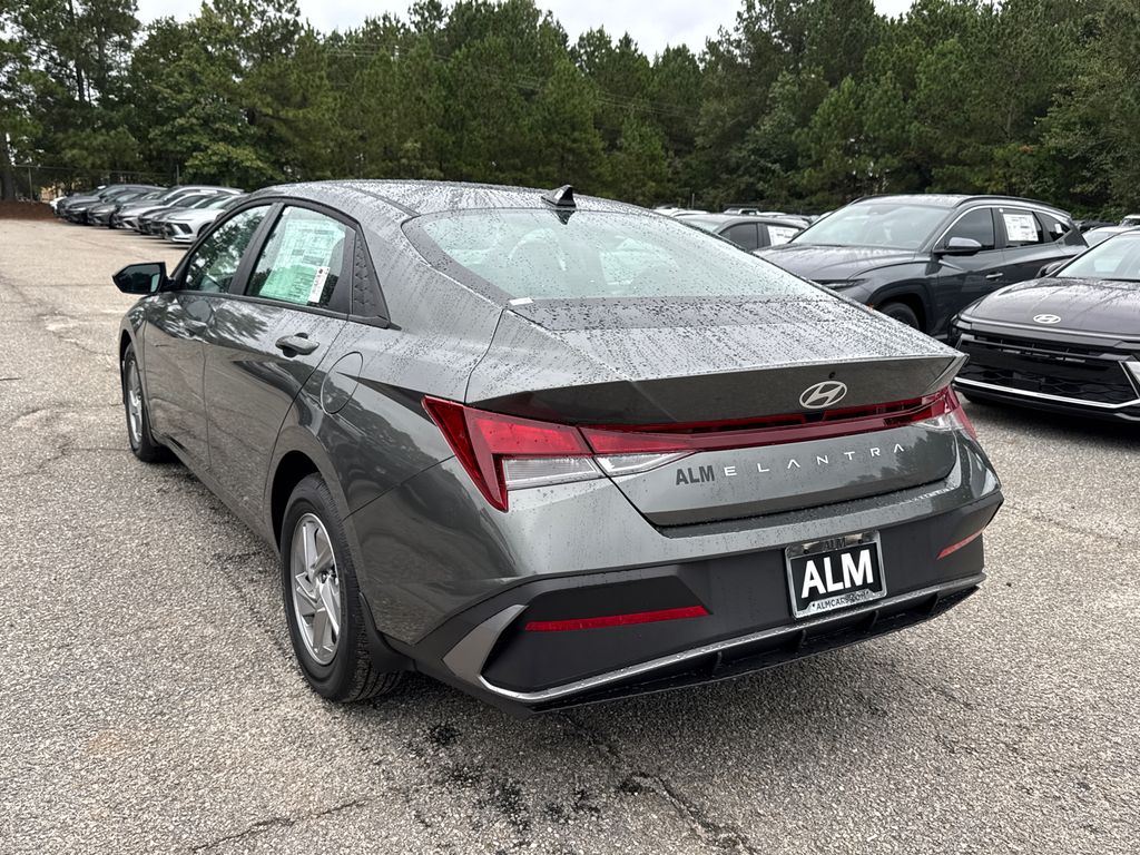 2025 Hyundai Elantra SE photo 3