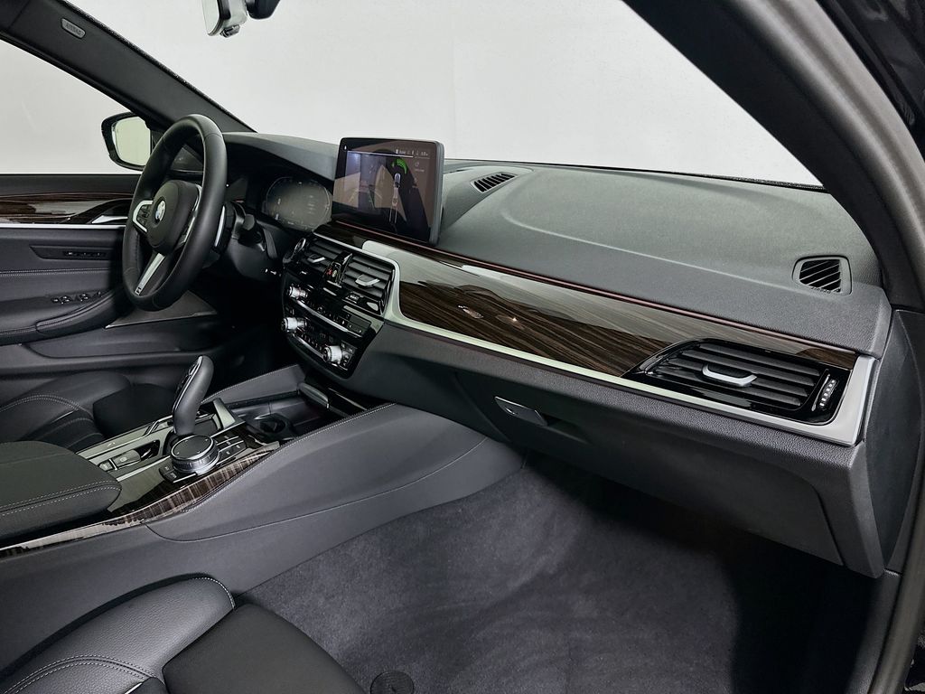 Thumbnail: 2023 BMW 5 Series - 30