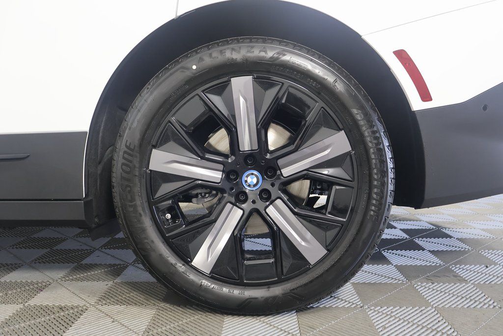 2025 BMW iX xDrive50 10