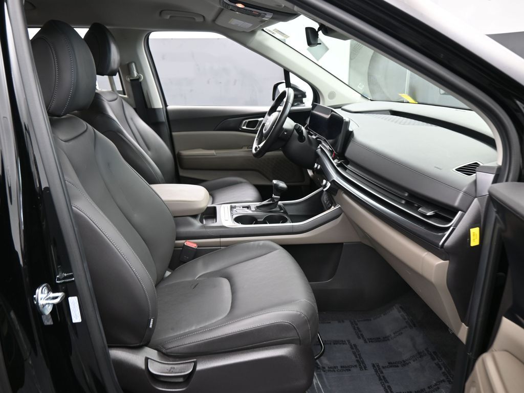 Used 2025 Aurora Black Pearl Kia LXS image 40