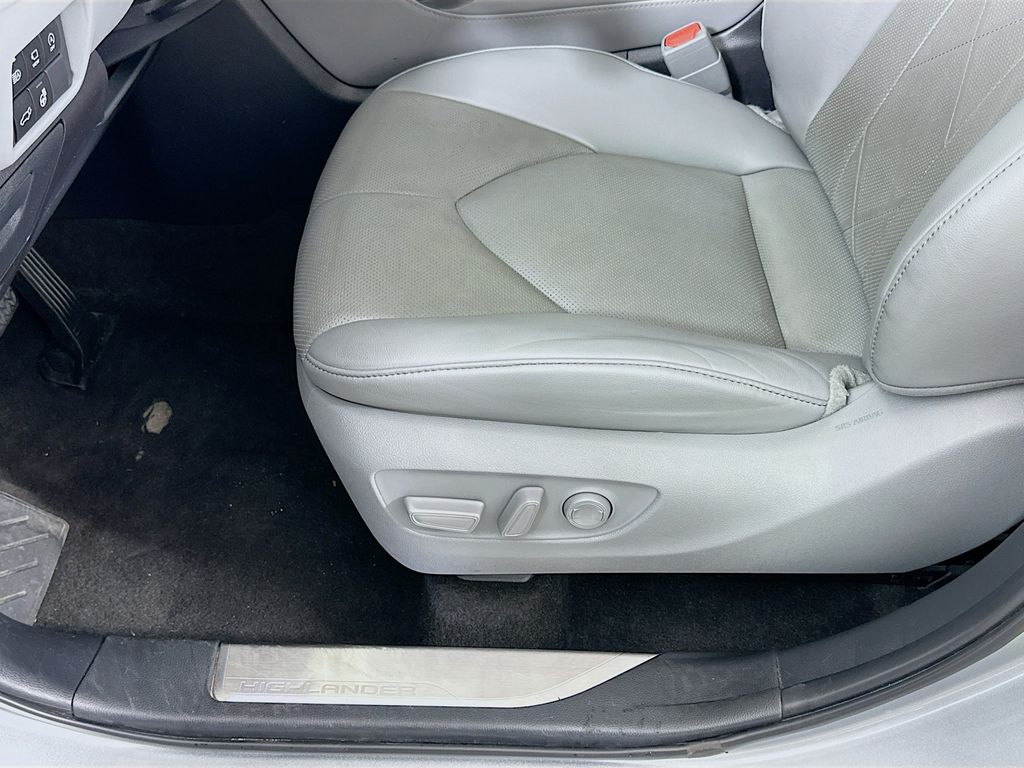 Thumbnail: 2023 Toyota Highlander - 19