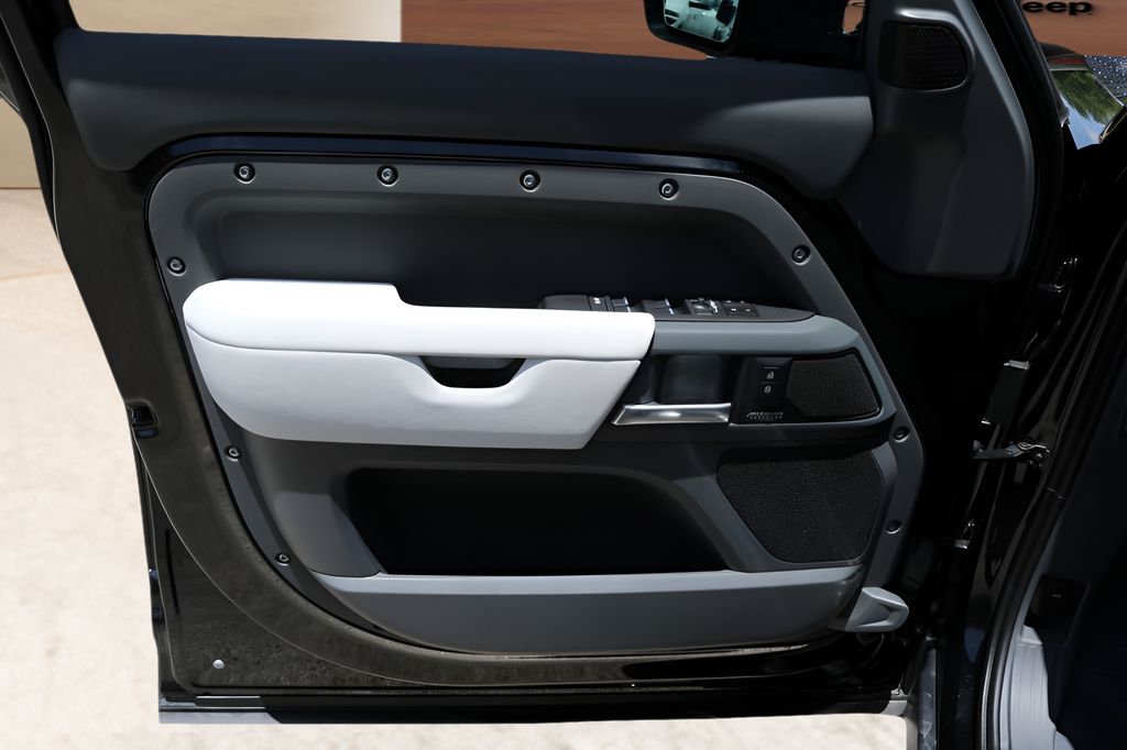 Used 2025  Land Rover X-Dynamic SE image 11