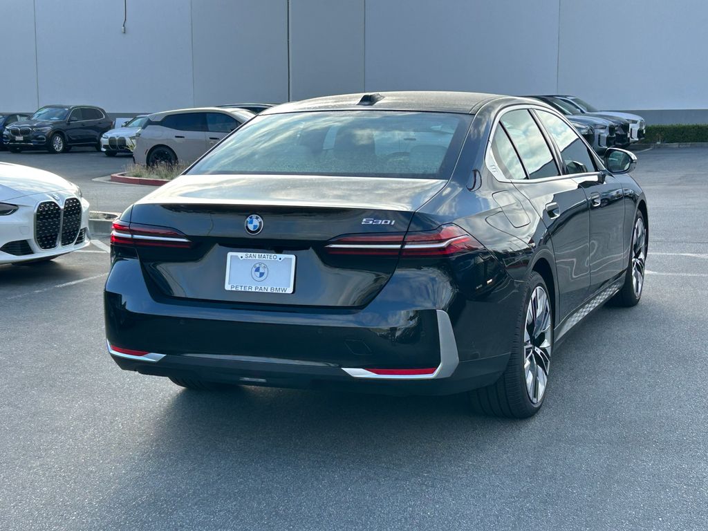 Thumbnail: 2026 BMW 5 Series - 5