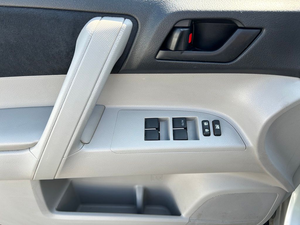 Thumbnail: 2012 Toyota Highlander - 26