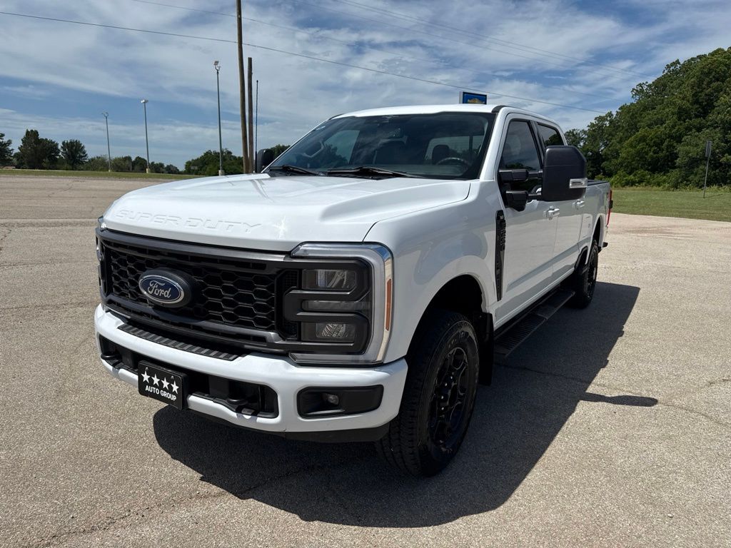 Oxford White 2023 Ford F-250 Super Duty XLT Crew Cab 4WD Pickup Truck Four-Wheel Drive Automatic