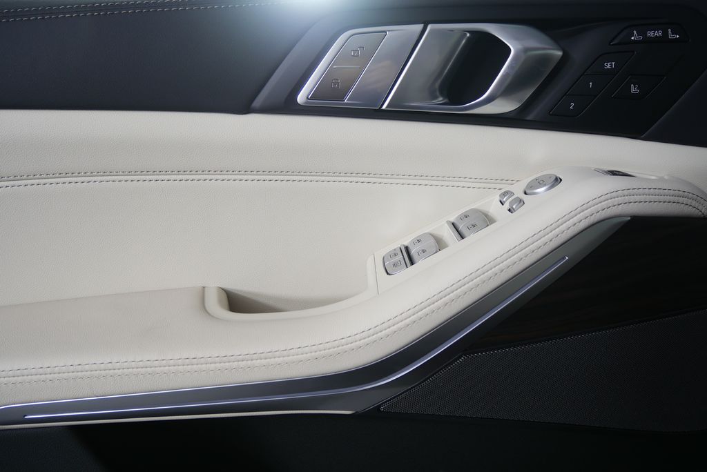 Thumbnail: 2026 BMW X7 - 8