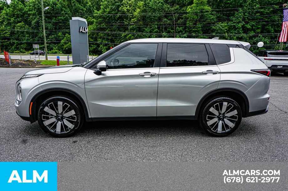Used 2025 Silver Mitsubishi SE image 7