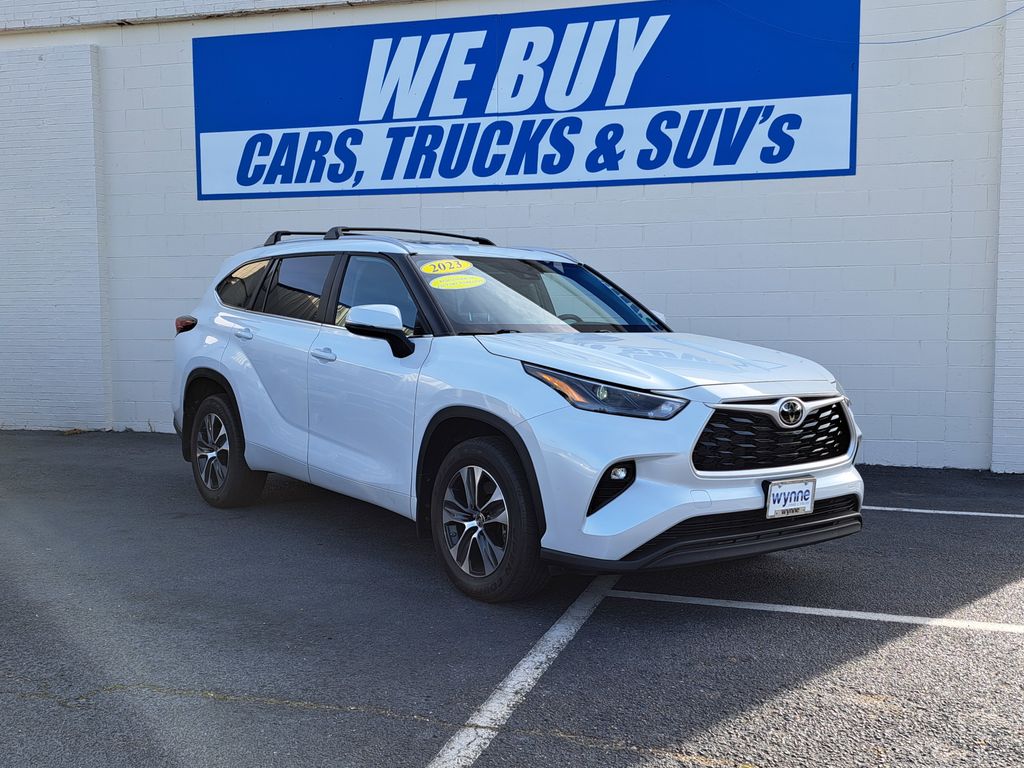 White 2023 Toyota Highlander XLE AWD SUV / Crossover All-Wheel Drive 8-Speed Automatic