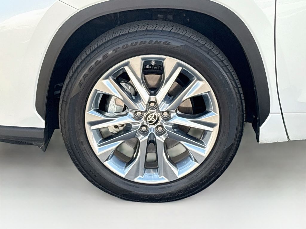 Thumbnail: 2023 Toyota Highlander - 31