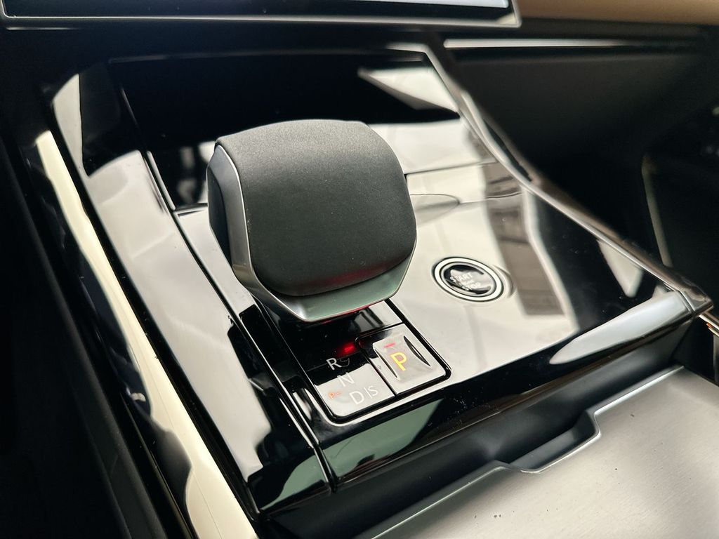 2025 Land Rover Range Rover Sport SE 12