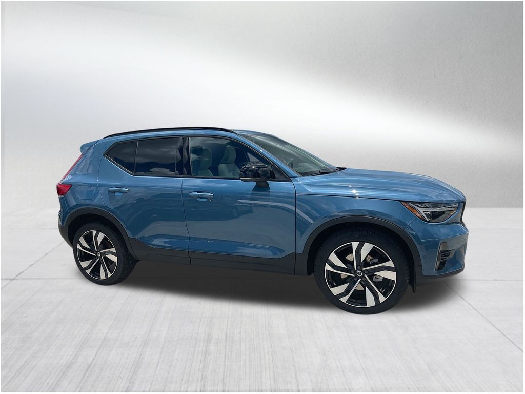 2025 Volvo XC40  photo