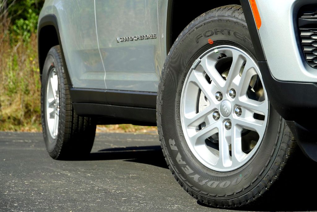 New Car 2025 Jeep Grand Cherokee  Laredo For Sale Under $40,000 In Taylor, Texas