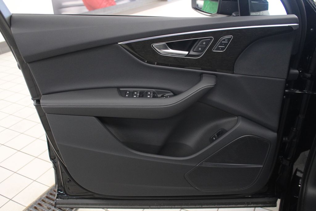 Thumbnail: 2026 Audi Q7 - 14