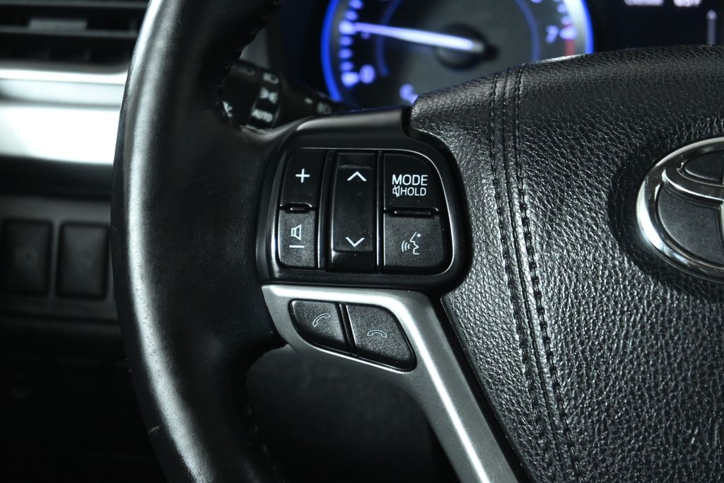Thumbnail: 2018 Toyota Highlander - 18