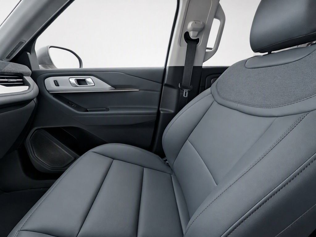 New 2026 Star White Metallic Tri-Coat Ford Active image 15