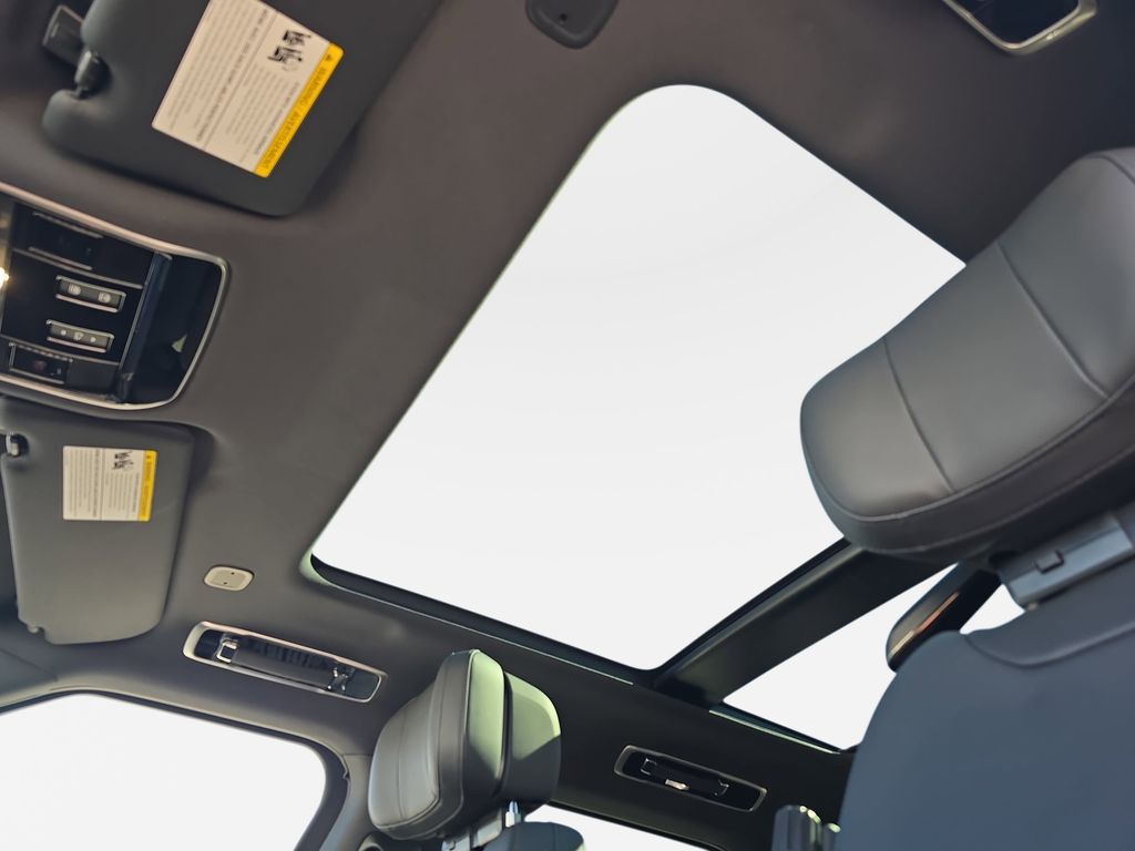 New 2026 White Land Rover Dynamic SE image 31