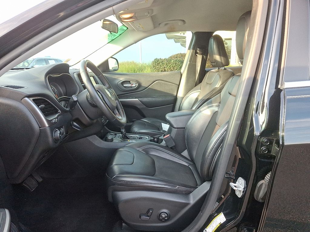 Thumbnail: 2020 Jeep Cherokee - 14