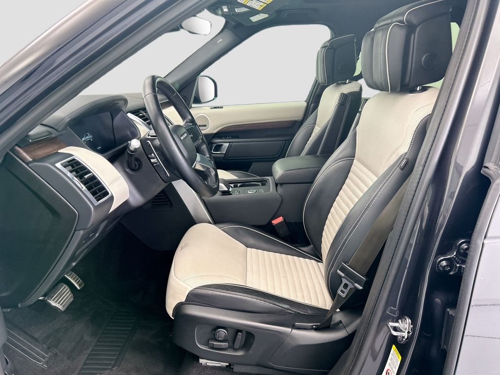 Thumbnail: 2022 Land Rover Discovery - 18