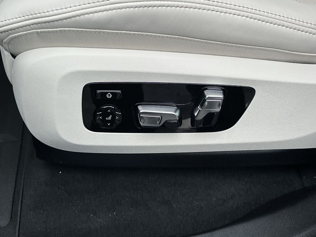 2026 BMW X5 M60i 12