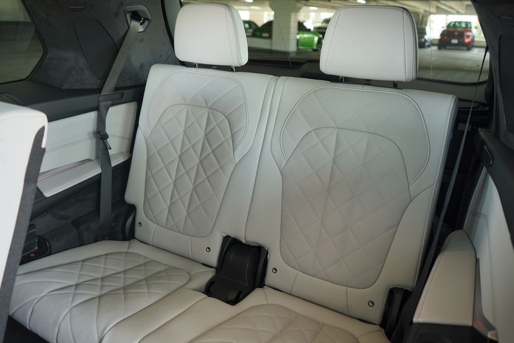 Thumbnail: 2026 BMW X7 - 20