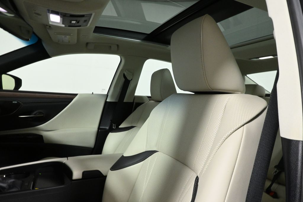 Thumbnail: 2025 Lexus ES - 4