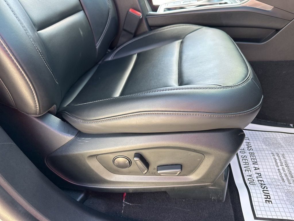 2024 Silver Metallic Ford Explorer XLT RWD SUV