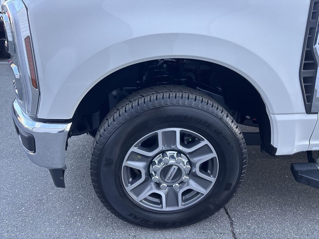 New 2026 Star White Metallic Tri-Coat Ford F-250® Lariat® image 18