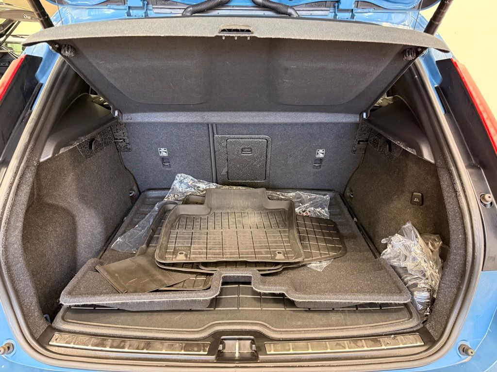 Thumbnail: 2023 Volvo XC40 - 23