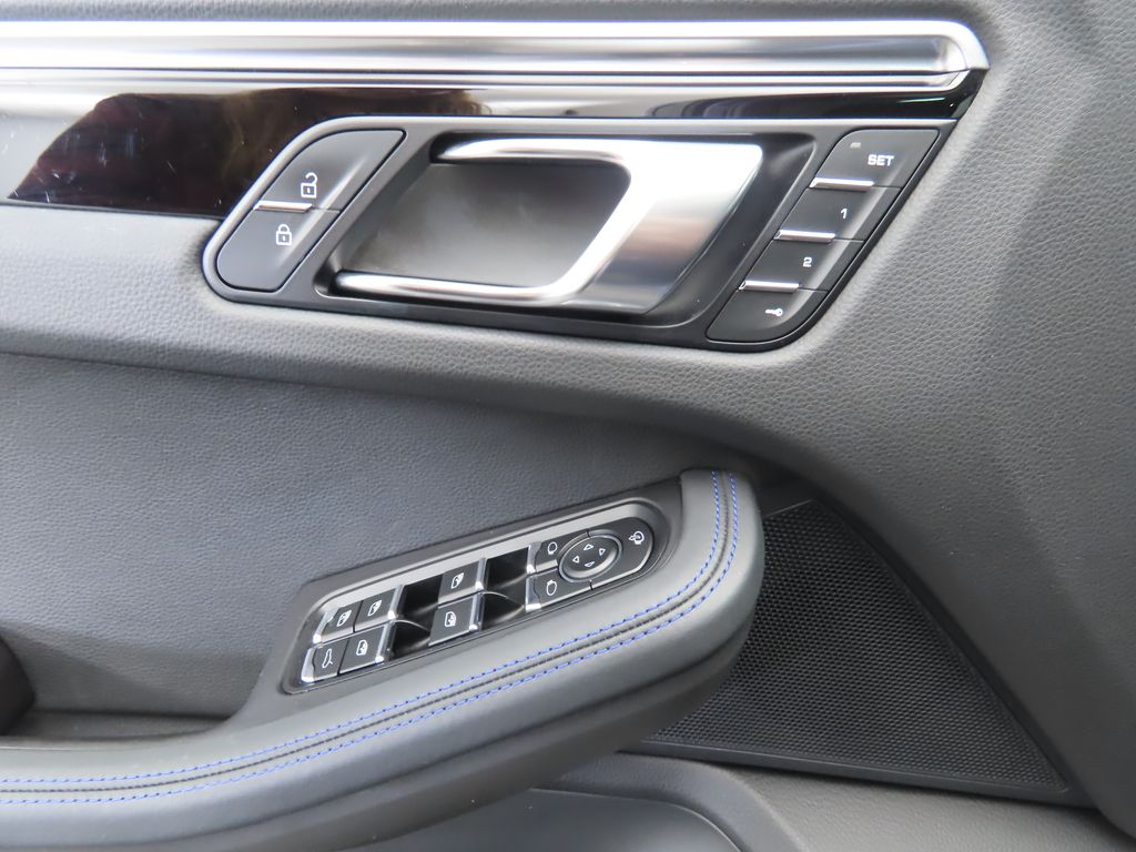 Thumbnail: 2022 Porsche Macan - 22