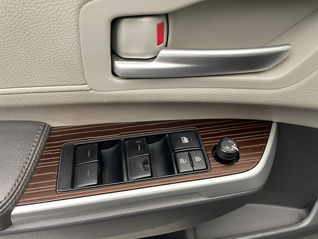 Thumbnail: 2022 Toyota Sienna - 10