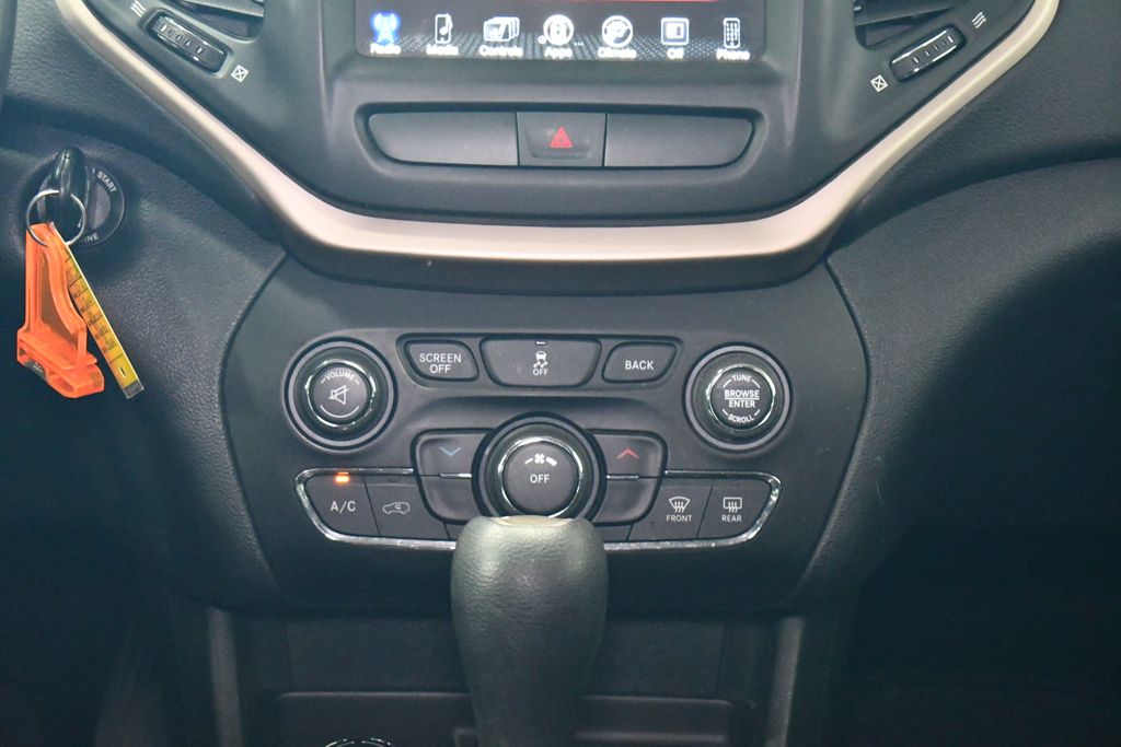 Thumbnail: 2016 Jeep Cherokee - 17