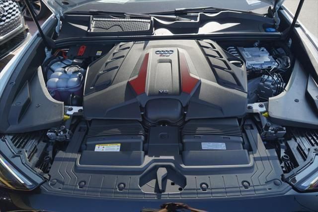 Thumbnail: 2025 Audi RS Q8 - 13