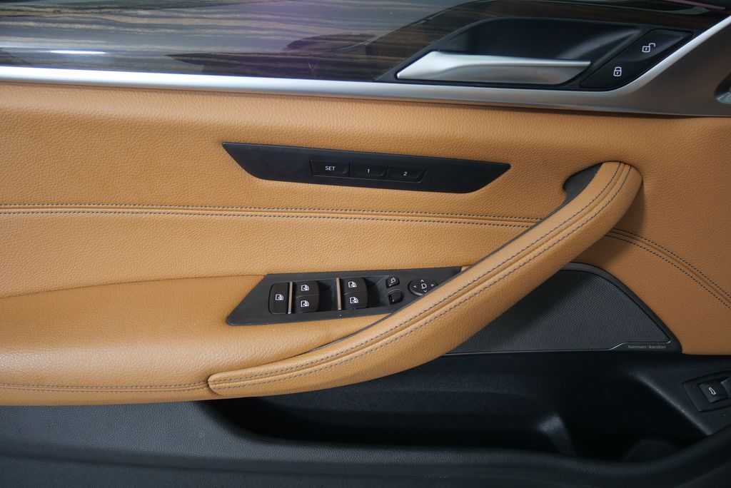 2022 BMW 5 Series 530e iPerformance 9