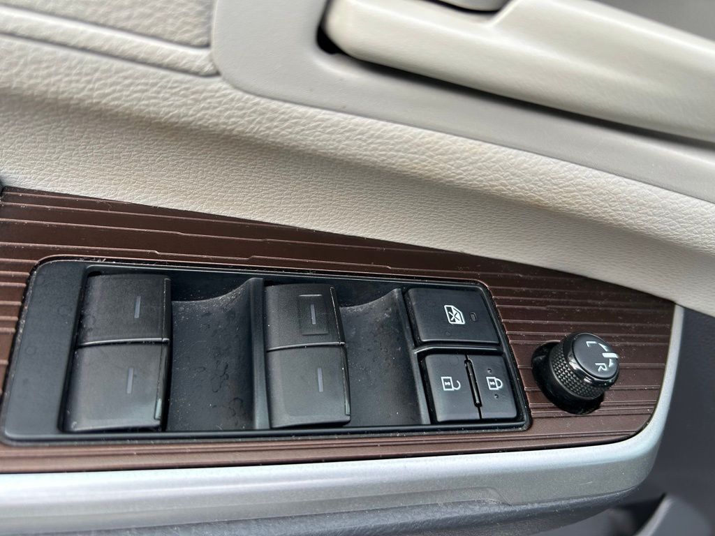 Thumbnail: 2021 Toyota Sienna - 24