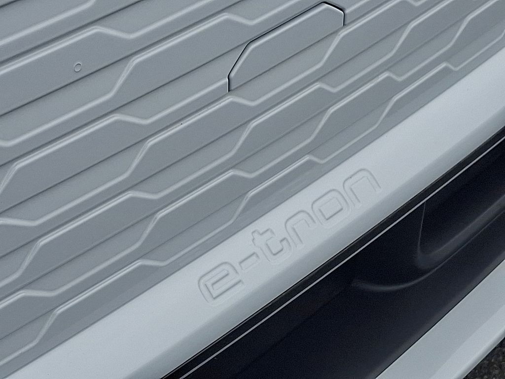 Thumbnail: 2025 Audi Q6 e-tron - 31