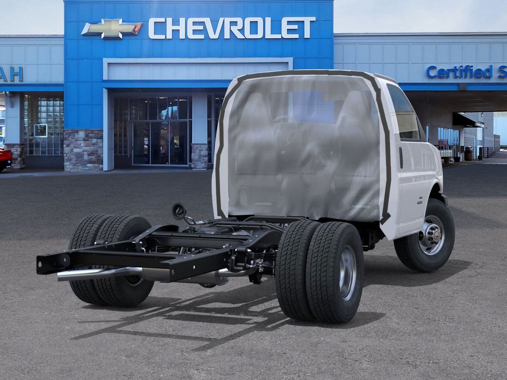 2025 Chevrolet Express 3500 Work Van Cutaway photo 4