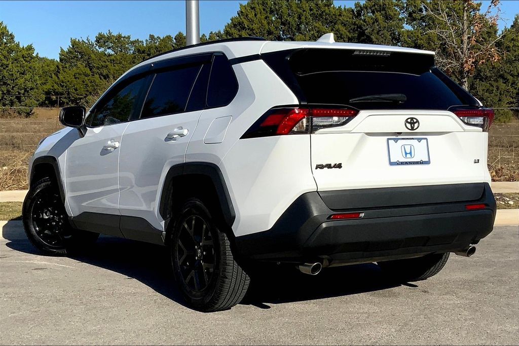 2021 Toyota RAV4 LE 10