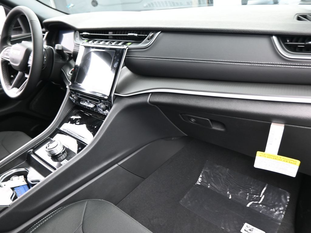 New 2026 Silver Zynith Jeep Laredo image 39