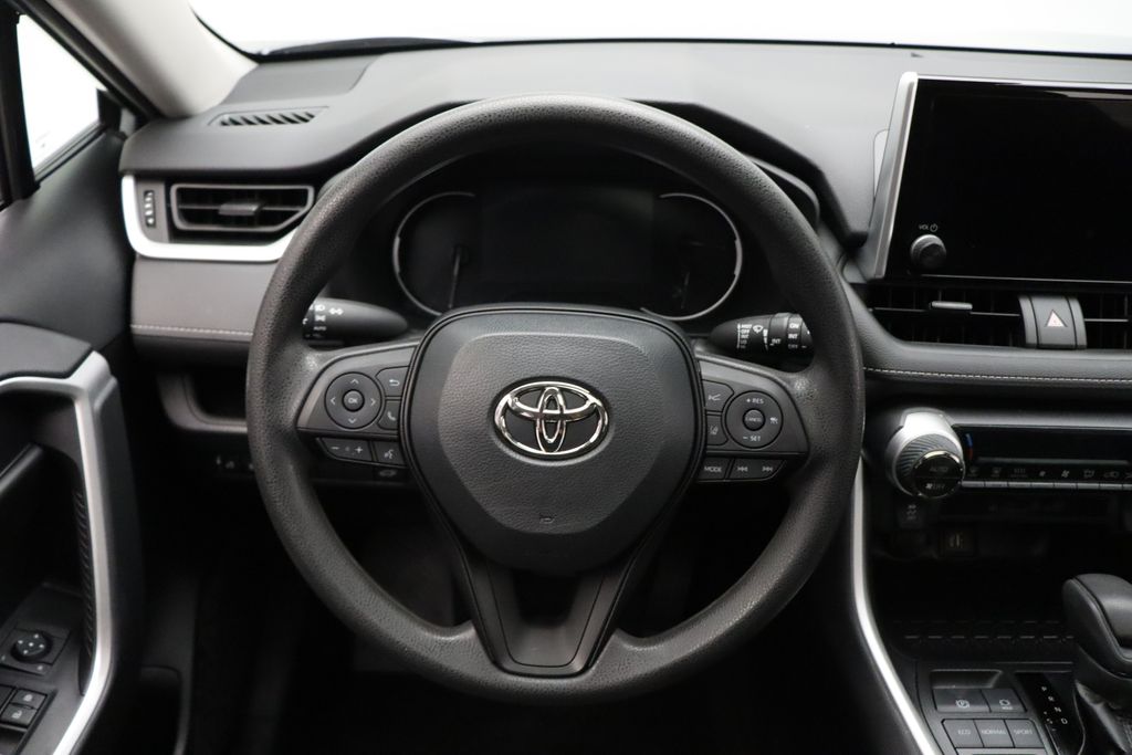 2023 Toyota RAV4 XLE 23