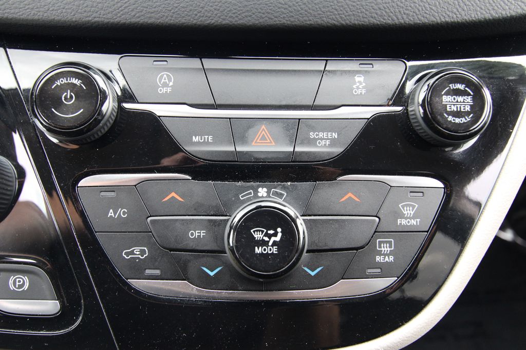 Used 2022 Chrysler Voyager Van