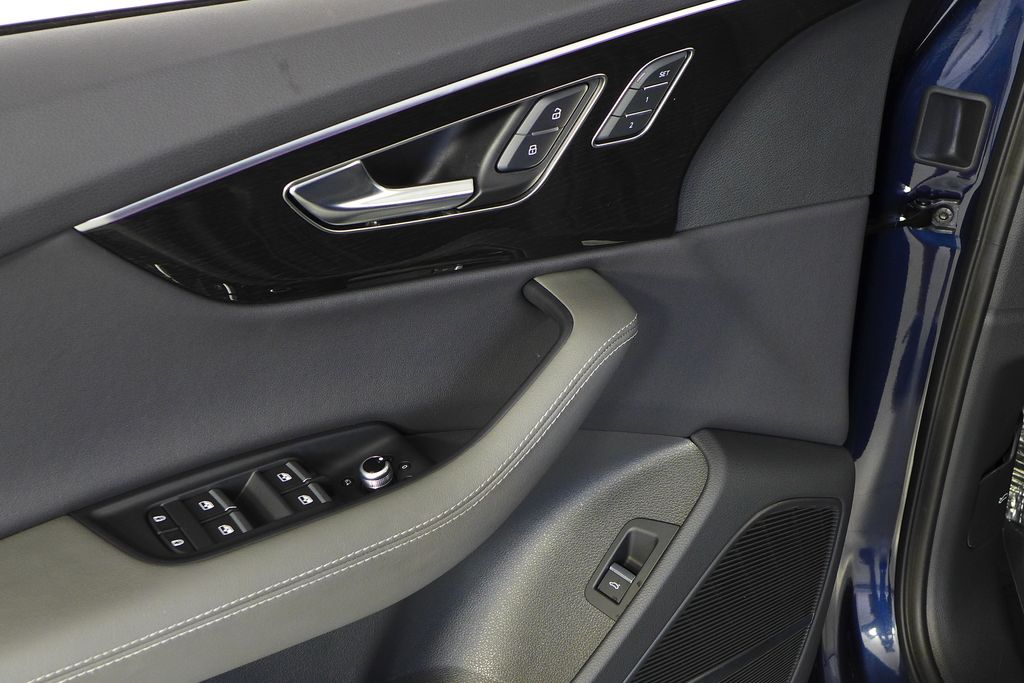 Thumbnail: 2025 Audi Q7 - 12