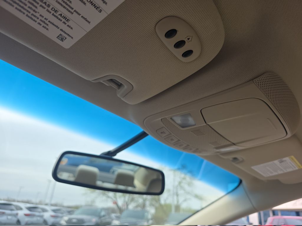 Used 2018 White Lincoln Select image 32