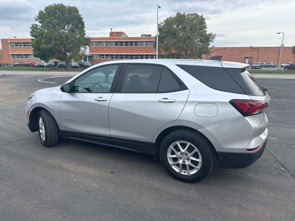 2022 Silver Ice Metallic Chevrolet Equinox LS FWD SUV